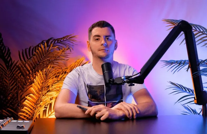 Hervé Delagne, fondateur de YTbusiness, face caméra derrière un micro de studio